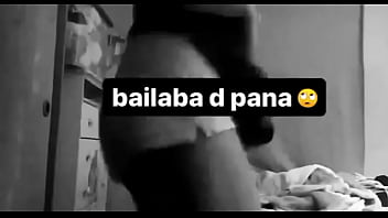 Zorrita de color mueve su culo