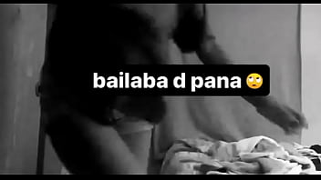 Zorrita de color mueve su culo