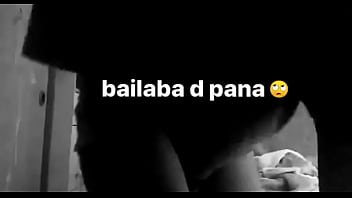 Zorrita de color mueve su culo