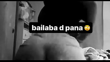 Zorrita de color mueve su culo