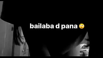 Zorrita de color mueve su culo