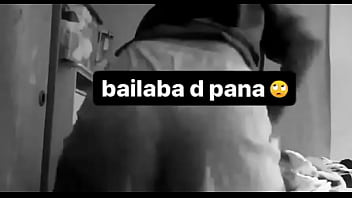 Zorrita de color mueve su culo