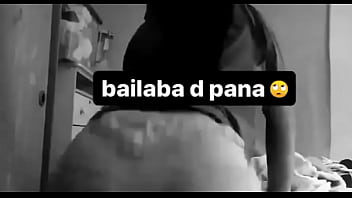 Zorrita de color mueve su culo