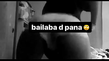 Zorrita de color mueve su culo