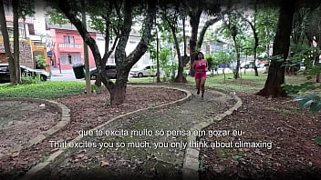 Histórias de uma ninfomaníaca suando o shorts no parque escorrendo mel da bucetinha