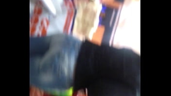 Grabando hermoso culo en el super