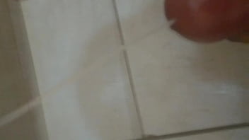 Batendo uma e gozando