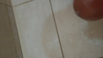 Batendo uma e gozando