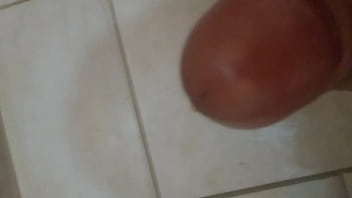 Batendo uma e gozando