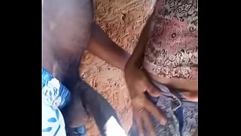 Me follo al novio de mi mejor amiga en casa sola