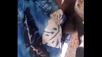 Me follo al novio de mi mejor amiga en casa sola