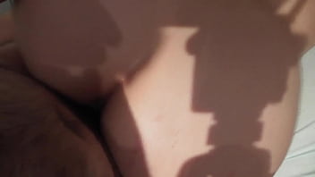 Mi hermanastra me deja correrme dentro