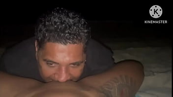 Sexo oral na praia ela gozando gostoso na língua do corno