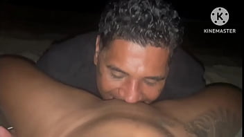 Sexo oral na praia ela gozando gostoso na língua do corno