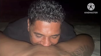 Sexo oral na praia ela gozando gostoso na língua do corno