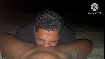 Sexo oral na praia ela gozando gostoso na língua do corno
