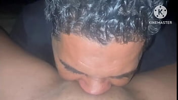 Sexo oral na praia ela gozando gostoso na língua do corno