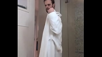 Réveil en douceur ou tu veux que je te mette au défi de me rejoindre sous cette robe de chambre rien à c