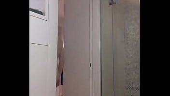 Réveil en douceur ou tu veux que je te mette au défi de me rejoindre sous cette robe de chambre rien à c