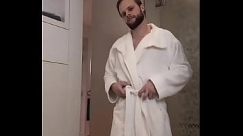 Réveil en douceur ou tu veux que je te mette au défi de me rejoindre sous cette robe de chambre rien à c