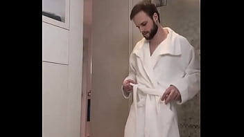 Réveil en douceur ou tu veux que je te mette au défi de me rejoindre sous cette robe de chambre rien à c