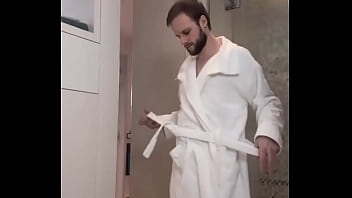 Réveil en douceur ou tu veux que je te mette au défi de me rejoindre sous cette robe de chambre rien à c