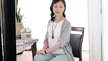 有森なお美さん52歳。結婚26年目になる二の母。実は彼女、女性向けの整体院で働く現役の整体師。「女性スタッフの方が安心できるというお客様が意外と多くて。有難いことに毎月リピーターのお客様だけで埋まっちゃいます。」日々、世の女性たちの疲れとコリをほぐす癒しの女神として働くなお美さんだが、自分自身を癒してくれるのはもっぱら趣味のお菓子作りやアウトドアスポーツ 有森なお美さん52歳。結婚26年目になる二の母。実は彼女、女性向けの整体院で働く現役の整体師。「女性スタッフの方が安心できるというお客様が意外と多くて。有難いことに毎月リピーターのお客様だけで埋まっちゃいます。」日々、世の女性たちの疲れとコリをほぐす癒しの女神として働くなお美さんだが、自分自身を癒してくれるのはもっぱら趣味のお菓子作りやアウトドアスポーツ