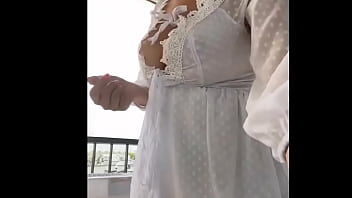 Jovencita en traje blanco