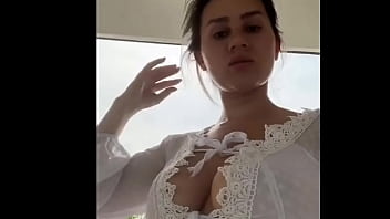 Jovencita en traje blanco