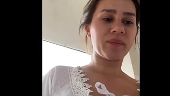 Jovencita en traje blanco