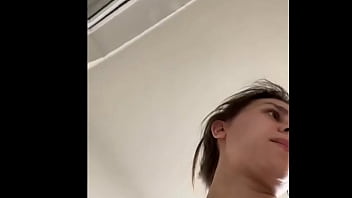 Jovencita en traje blanco