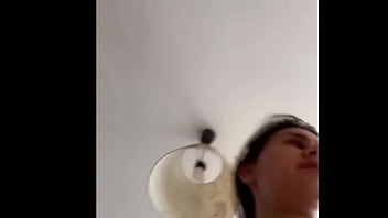 Jovencita en traje blanco