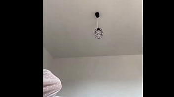 Jovencita en traje blanco