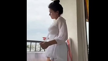 Jovencita en traje blanco