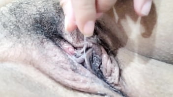 Olha o que ela fez com a escova minha mulher safada esta me chifrando pela internet o que fazer