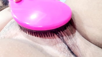 Olha o que ela fez com a escova minha mulher safada esta me chifrando pela internet o que fazer