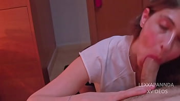 Sexo oral de una chica con 18 años