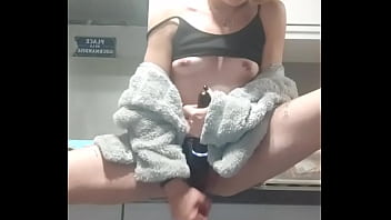 Grosse chienne se fait du bien dans la cuisine Grosse chienne se fait du bien dans la cuisine