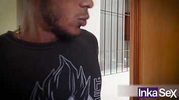 Milf se folla a amigo que viene de visita a su casa