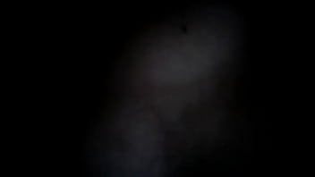 Esposa gozando alto tendo a buceta esfregada pelo marido