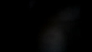 Esposa gozando alto tendo a buceta esfregada pelo marido