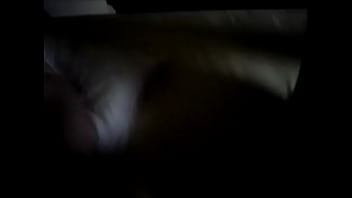 Esposa gozando alto tendo a buceta esfregada pelo marido