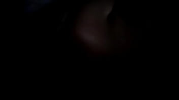 Esposa gozando alto tendo a buceta esfregada pelo marido