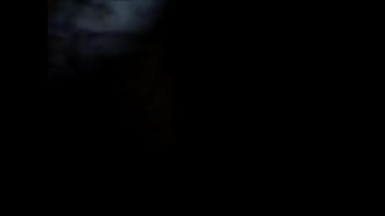 Esposa gozando alto tendo a buceta esfregada pelo marido