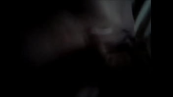 Esposa gozando alto tendo a buceta esfregada pelo marido