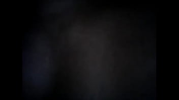 Esposa gozando alto tendo a buceta esfregada pelo marido