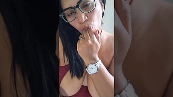 Professorinha cuspe peito e gozo na cara do aluno