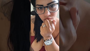 Professorinha cuspe peito e gozo na cara do aluno