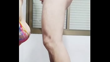 Ela com roupa de telinha colorida muito gostosa