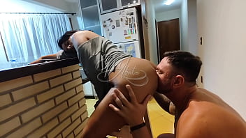 Meu marido chegou em casa com tanto tesão que me pegou na cozinha mesmo